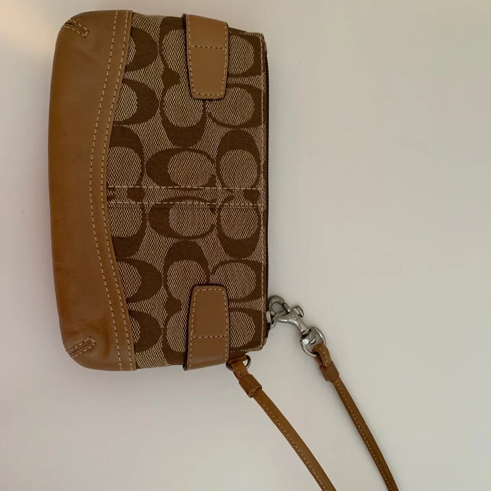 Coach wristlet - Picture 2 of 4
